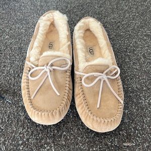 Women’s UGG slippers size 9